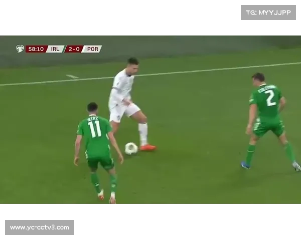 C罗争抢肘击瞬间VAR回放3分钟，主裁改判引争议