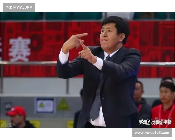 丁伟手持争议比赛用球理论，教练员赛场情绪真实展现