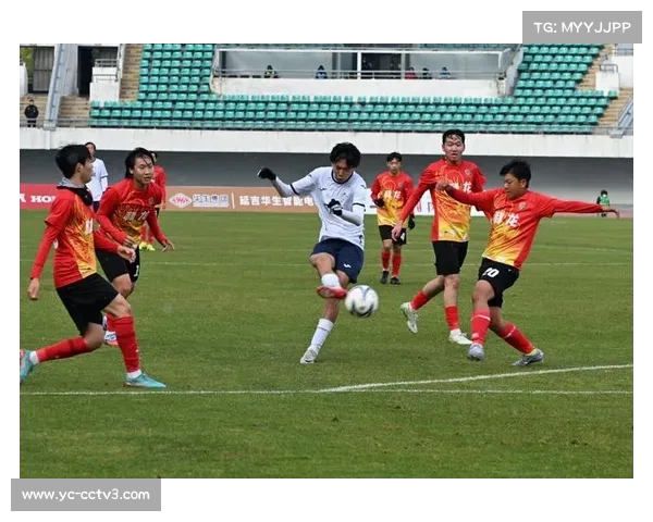 小学足球赛女生队6-0完胜，男生队4-0告捷，场上场下同享欢乐