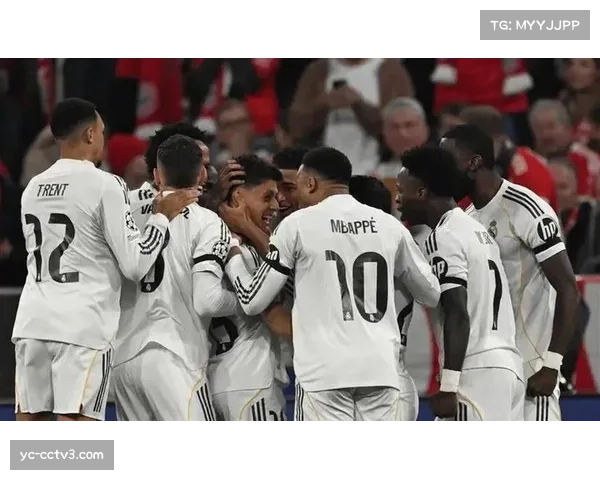 终场哨响，皇马球员拥抱庆祝艰难胜利